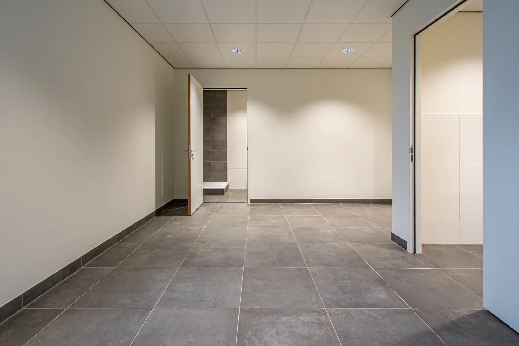 Strak getegelde ruimte na een complete badkamer renovatie