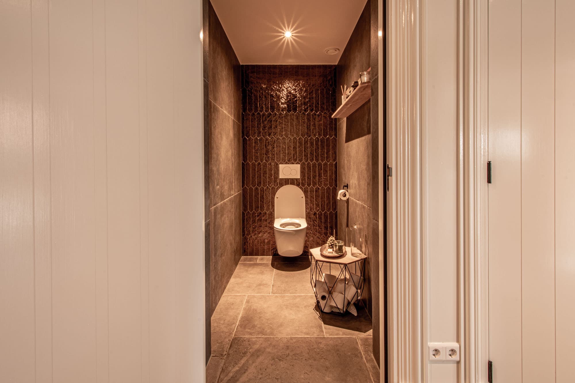 Natuursteenlook vloertegels in het toilet in Montfoort door Keistad Tegelwerken
